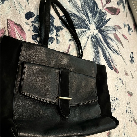 Kate spade ♠️ tote 👜 bag has on left handed a little bit ripped - Picture 10 of 17